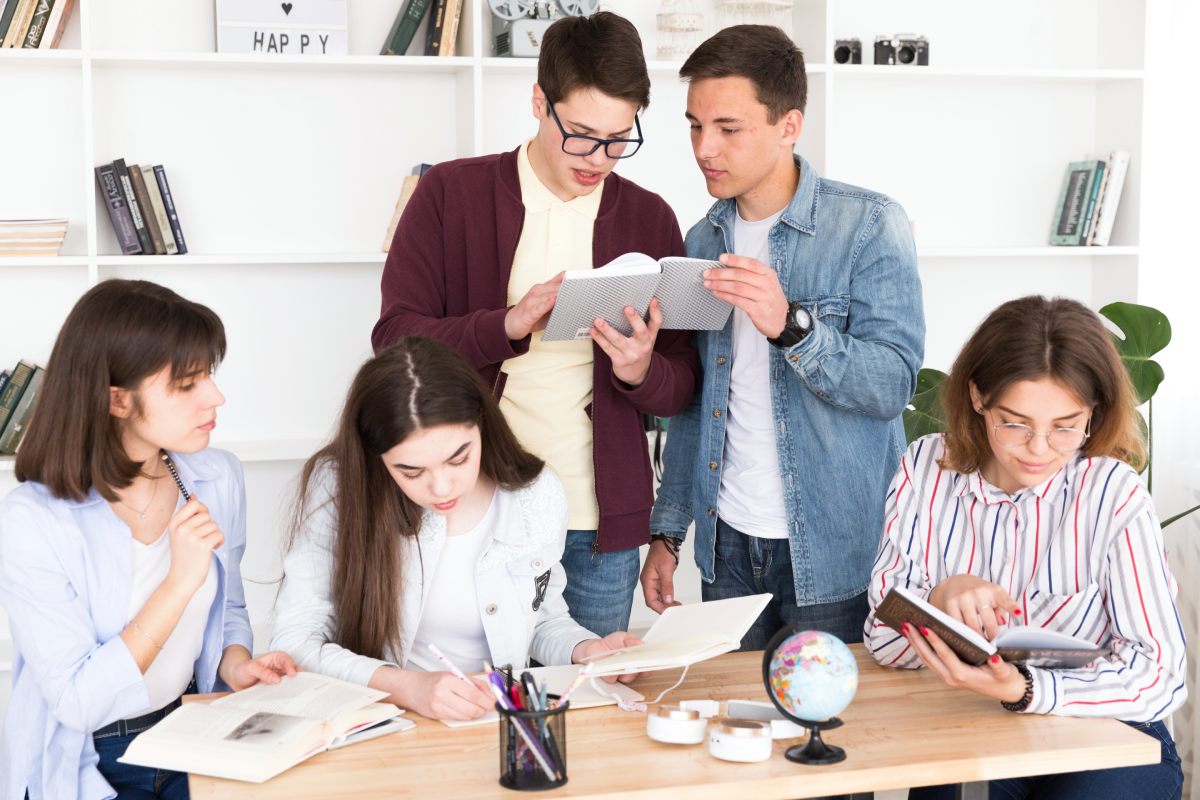 Teacher helps students